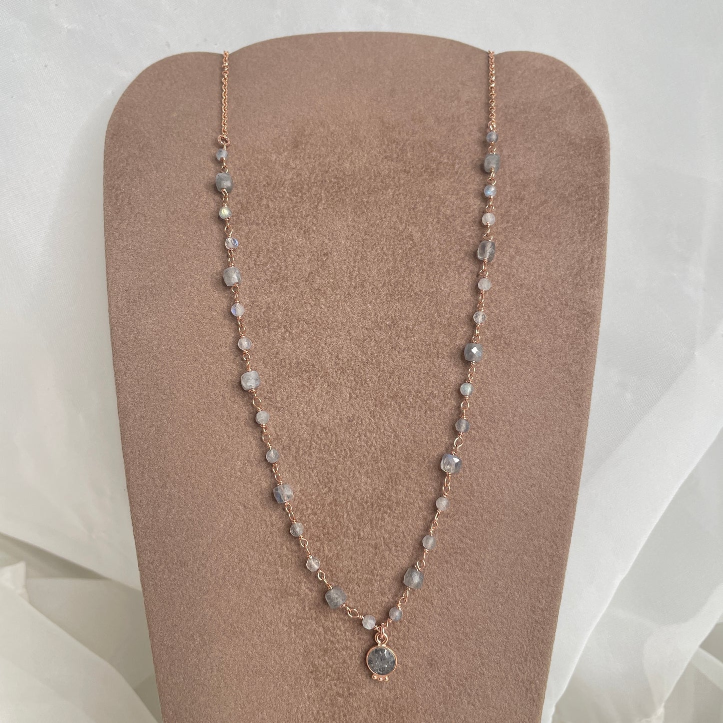 Collana catena rolló e pietra cubica labradorite con Pietra tonda cm 40 - pezzo unico - Lumiere Bijoux