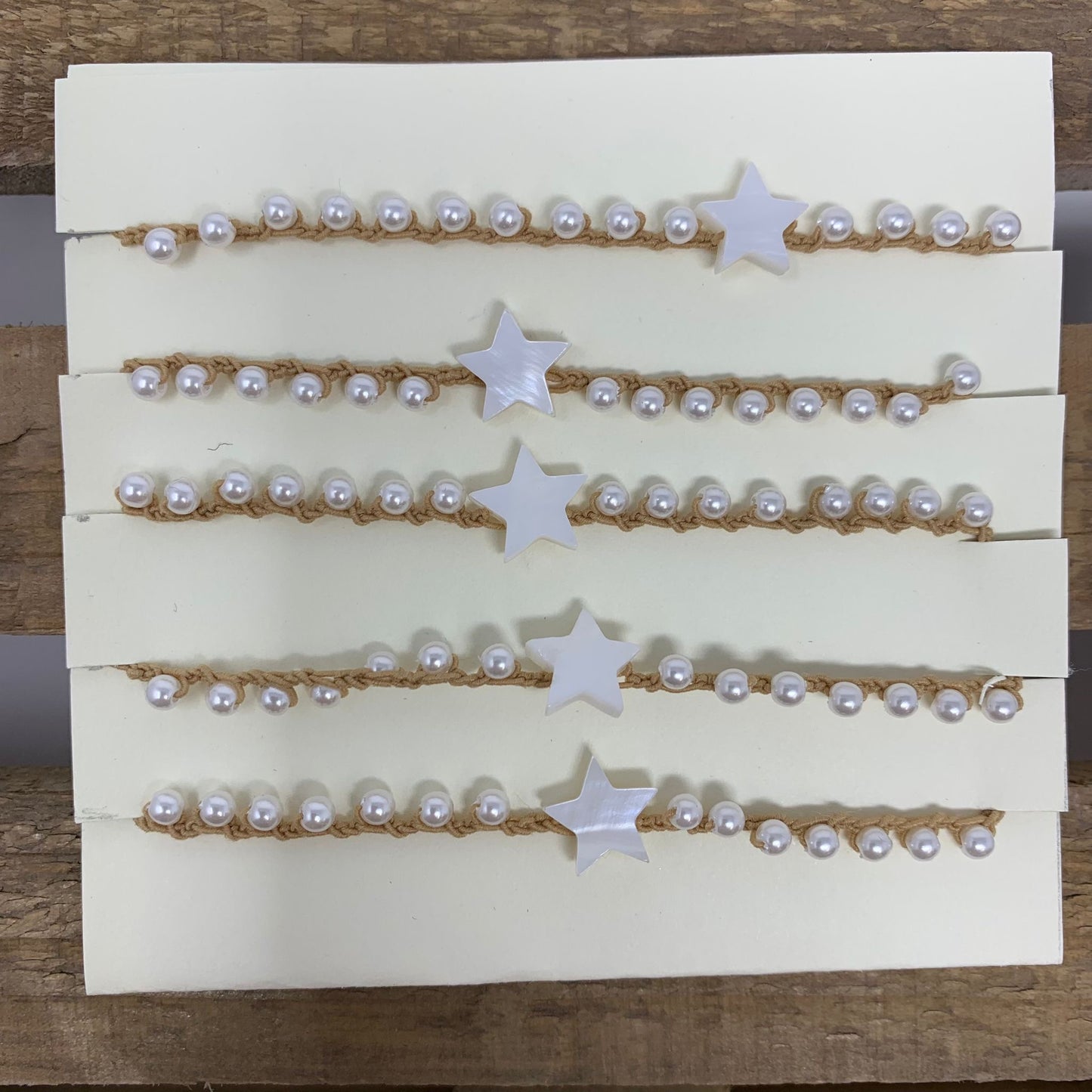 Bracciale elastico perle bianche con stella madreperla