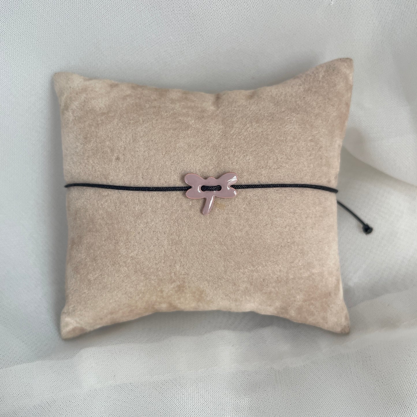 Bracciale cordino regolabile con libellula smaltata cipria - pezzi unici - Lumiere Bijoux