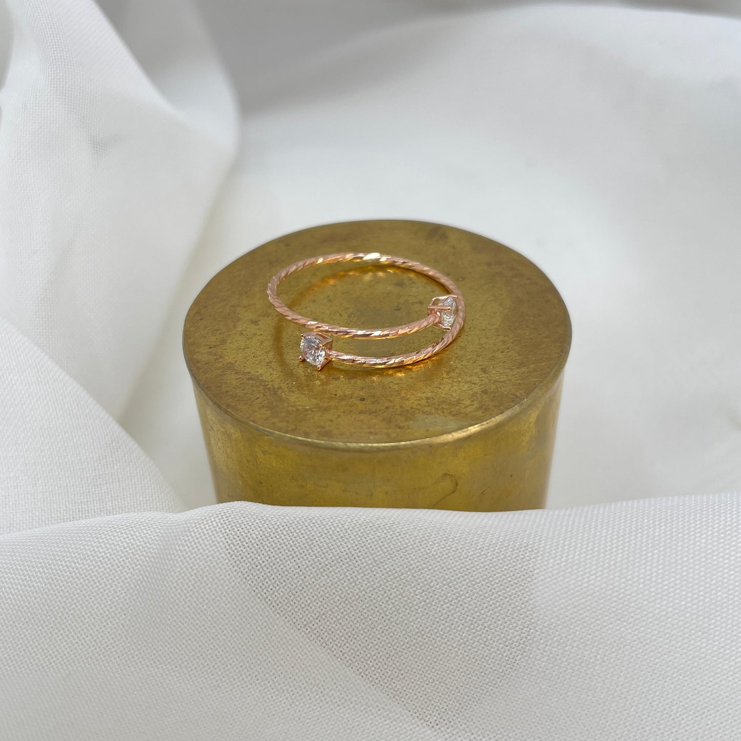 Anello contrarie regolabile effetto diamantato con due punti luce - Lumiere Bijoux