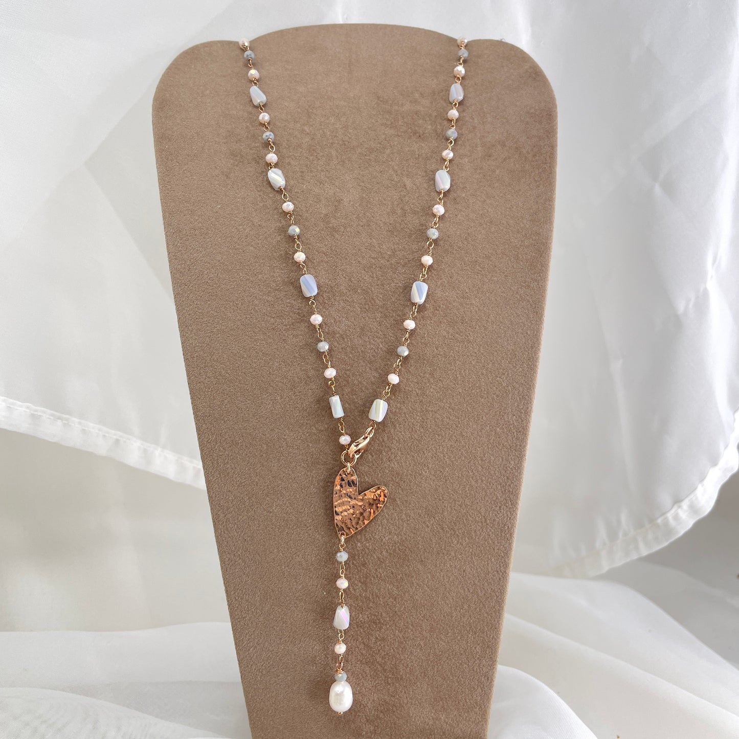 Collana cm 80 regolabile cristalli multiforma con soggetto battuto e perla pendente bianca - Lumiere Bijoux