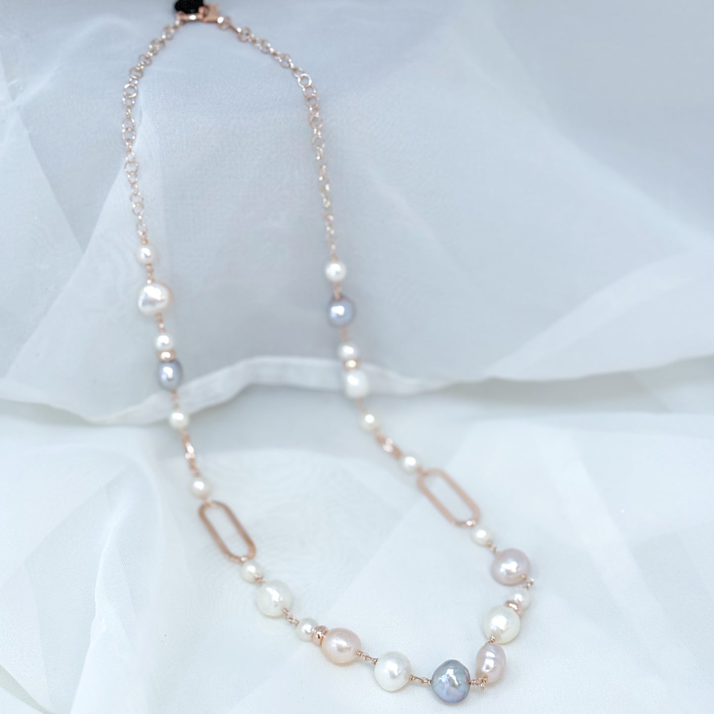 Collana Michela cm 40 perle sassetto rosa bianche lilla e grigio alternate ed elementi ovali piatti in argento rosé - Lumiere Bijoux