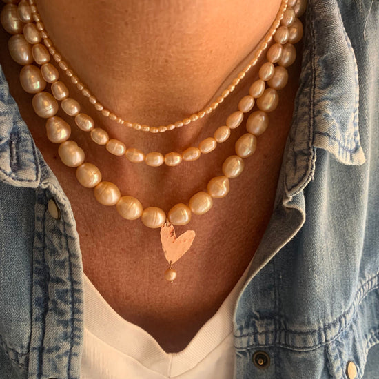 Collana perle barocche rosa da circa 1 cm cm 40 più 5 di allungamento con cuore allungato battuto da 2 cm