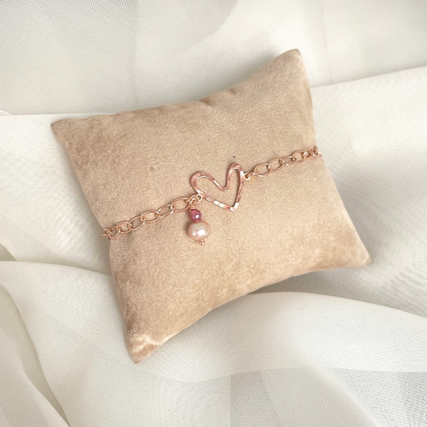Bracciale catena micro sushi rosé cm17 con cuore Capri vuoto battuto da 1,5 cm e perla rosa con cristallo