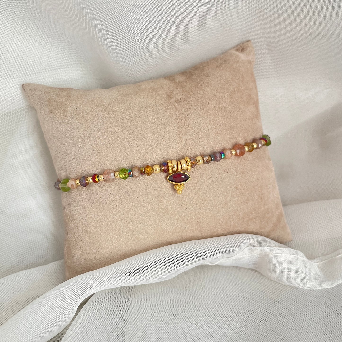 Bracciale regolabile con cordino e pietre semipreziose pendente