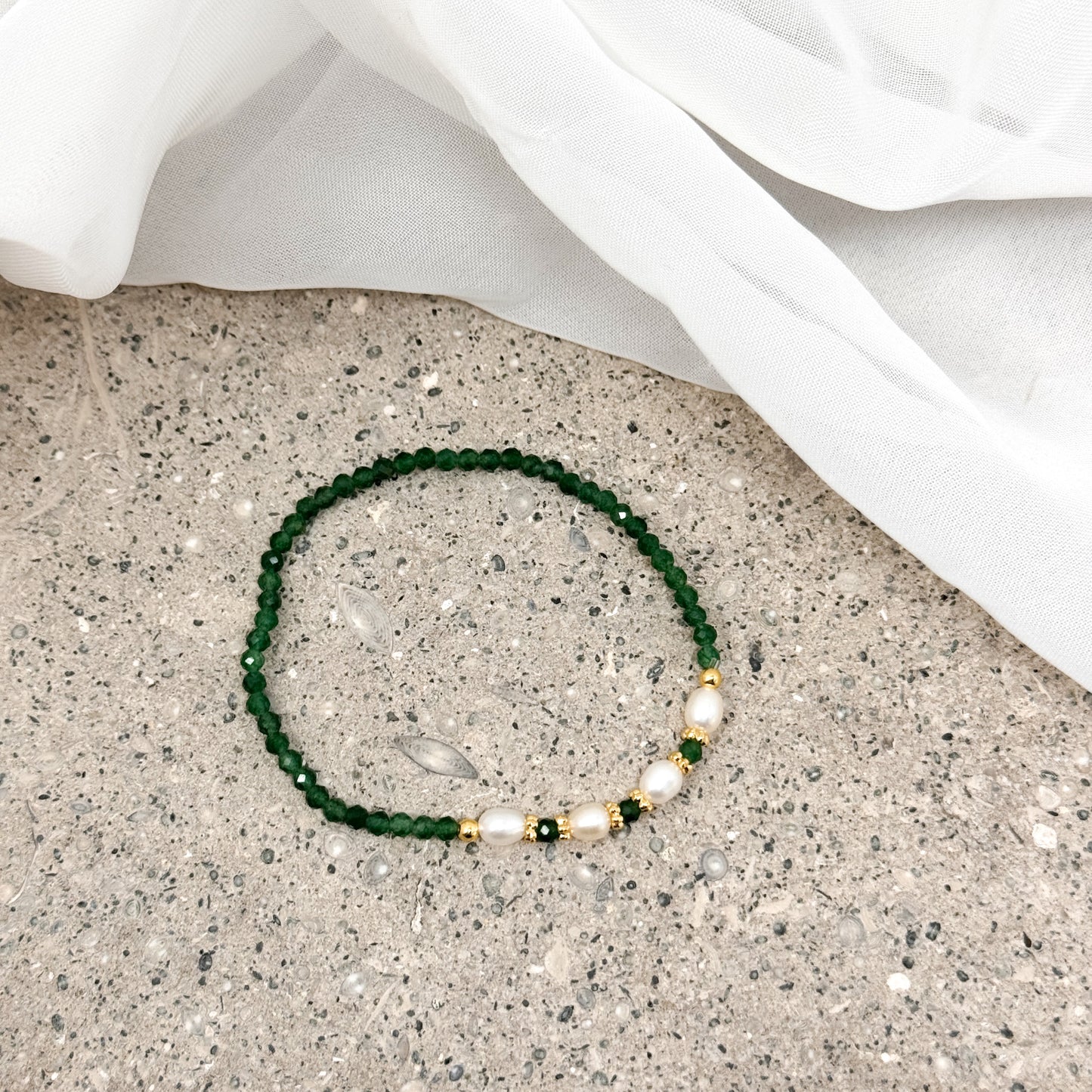 Bracciale cristalli alternati a perle risino naturali bianche e rondelle ottone - Lumiere Bijoux