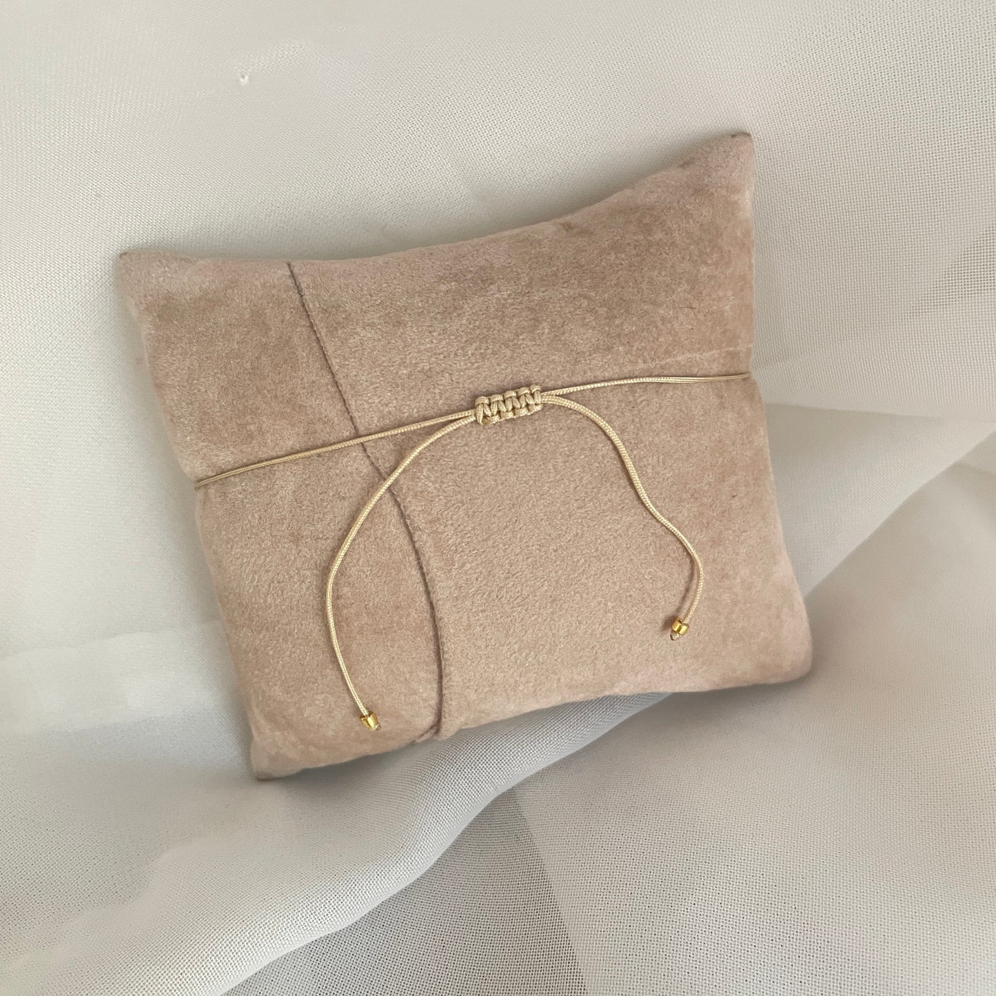 Bracciale cordino regolabile micro cristalli turchesi alternati a dadini oro e turchesi - pezzo unico