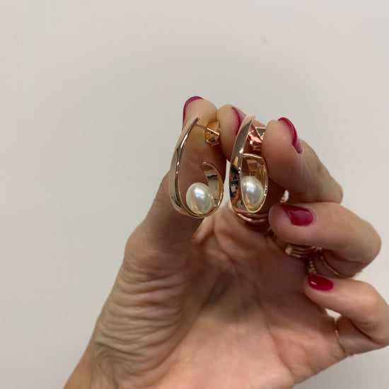 Coppia orecchini cerchi semi goccia con perla bianca ovale diametro 0,8 mm rosé
