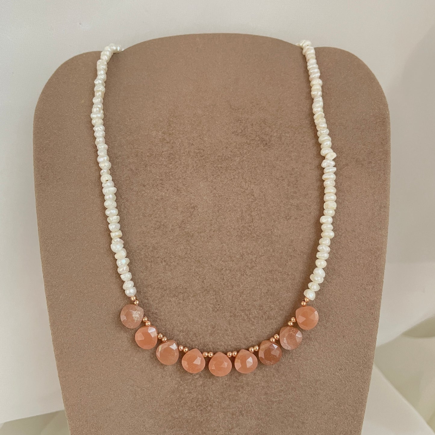 Collana Panarea perle conchiglia irregolari bianche e pietre cm 36 - Lumiere Bijoux