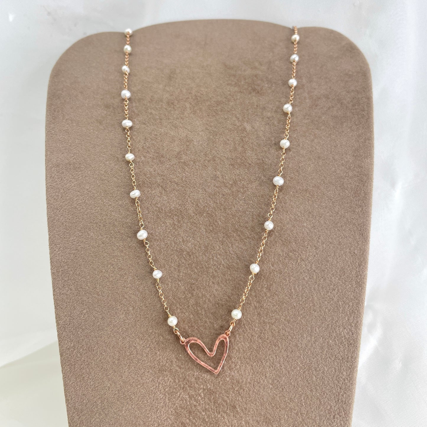 Collana cm 40 rado perle bianche con cuore bacio battuto o stella o cuore capri in linea in argento 925 rosé - Lumiere Bijoux