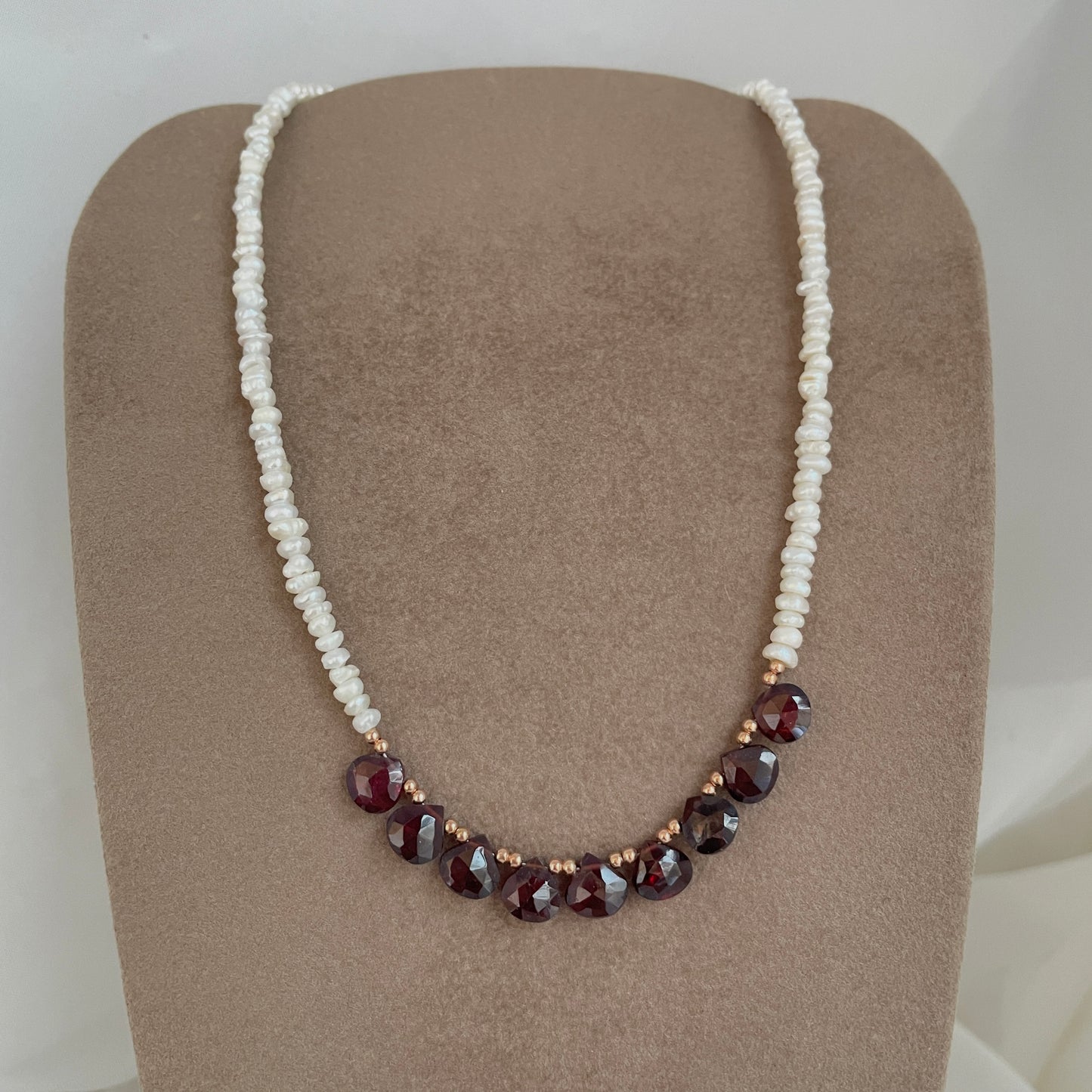 Collana Panarea perle conchiglia irregolari bianche e pietre cm 36 - Lumiere Bijoux