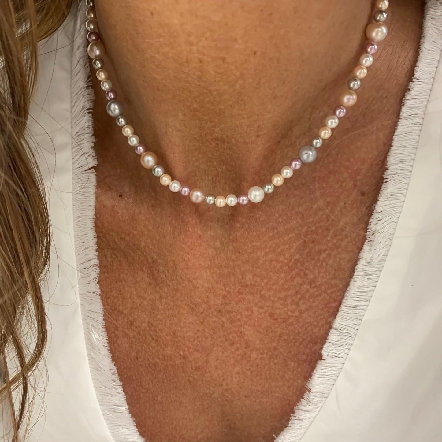 Collana mix perle tonde da 2 mm e da 4 mm bianche, lilla, beige e grigie cm35 più 5 di allungamento rosé