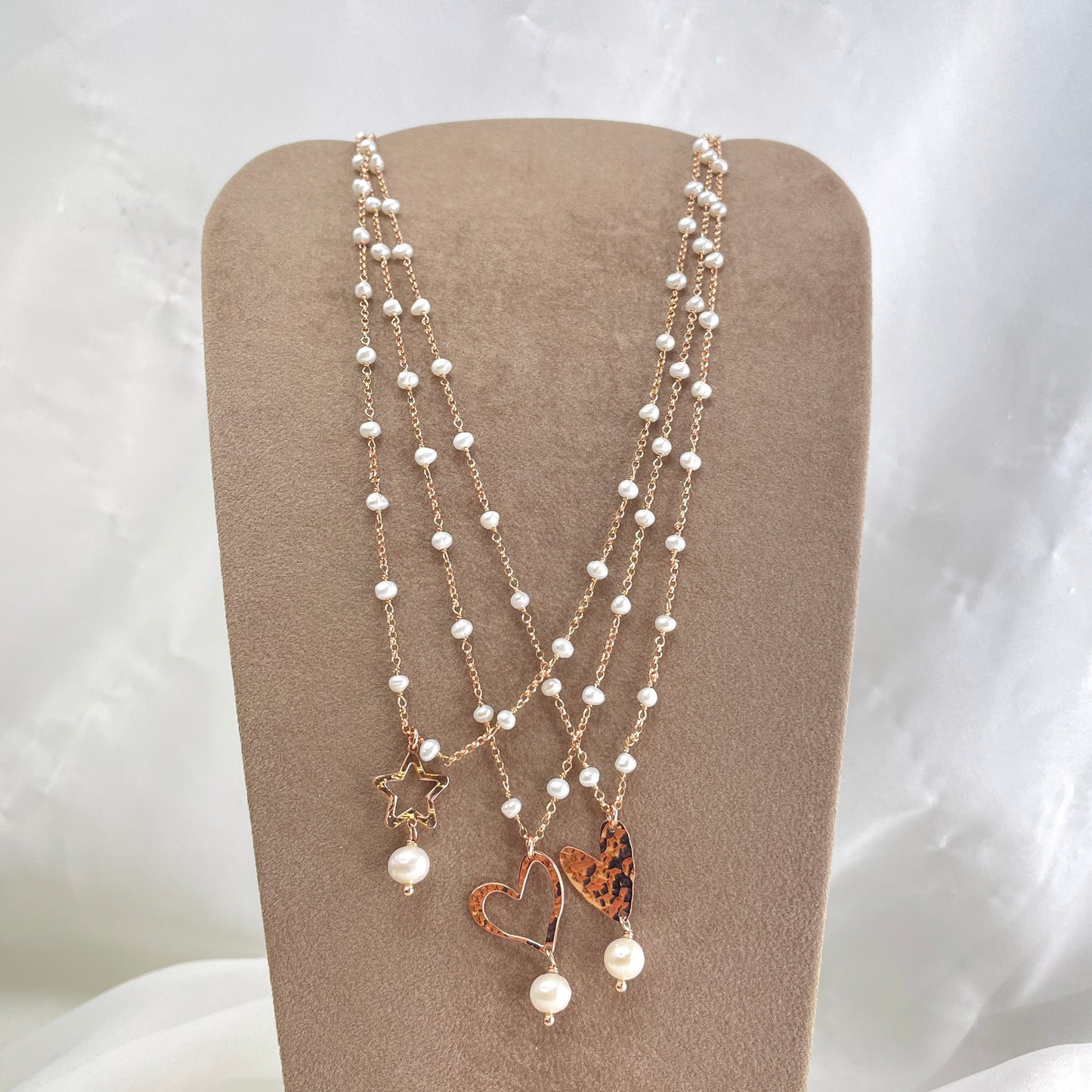 Collana rado perle bianche cm 50 con soggetto battuto cuore corazon o stella vuota o cuore allungato e perla tonda bianca pendente - Lumiere Bijoux