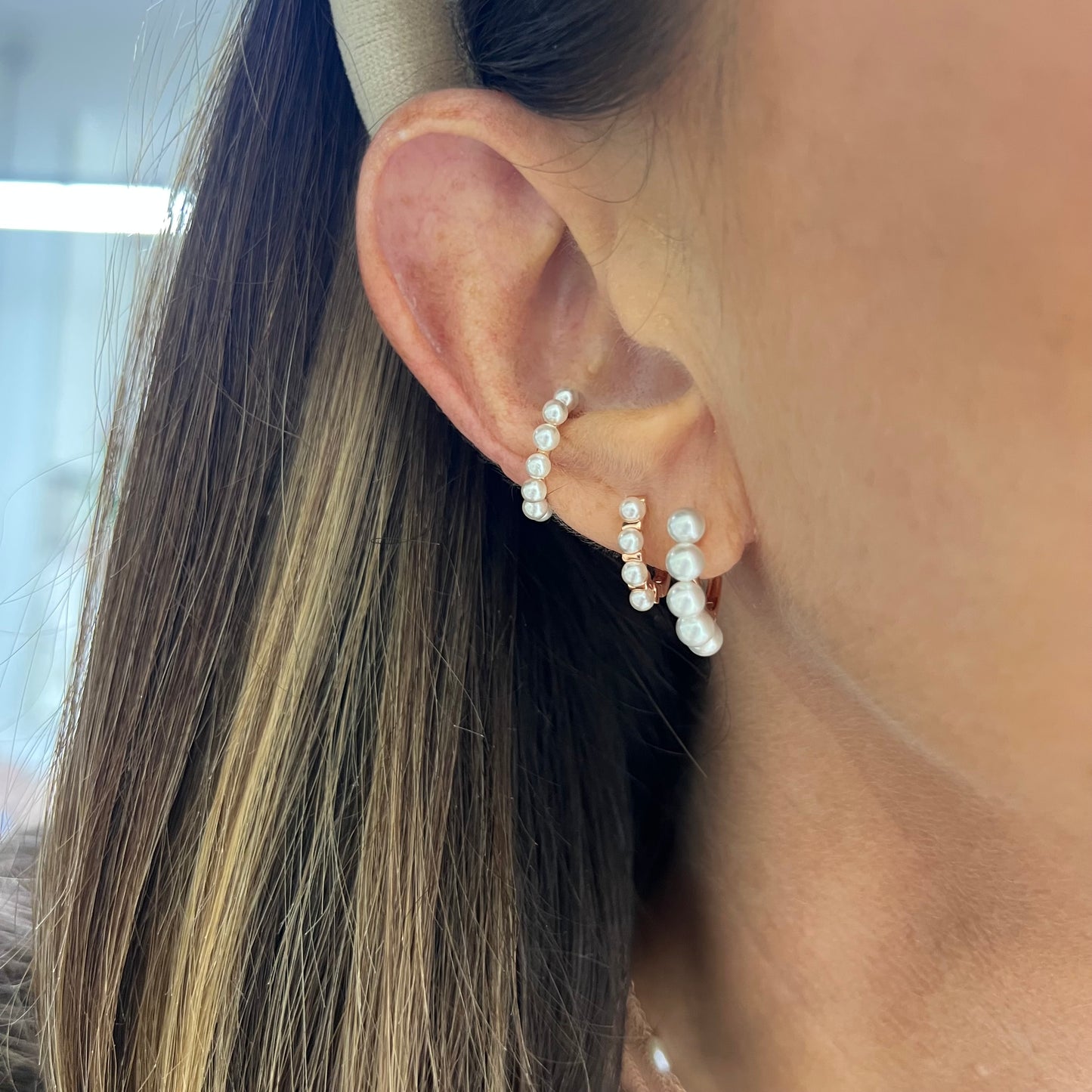 Coppia orecchini cerchi scattino da 1 cm con perle tonde bianche - Lumiere Bijoux