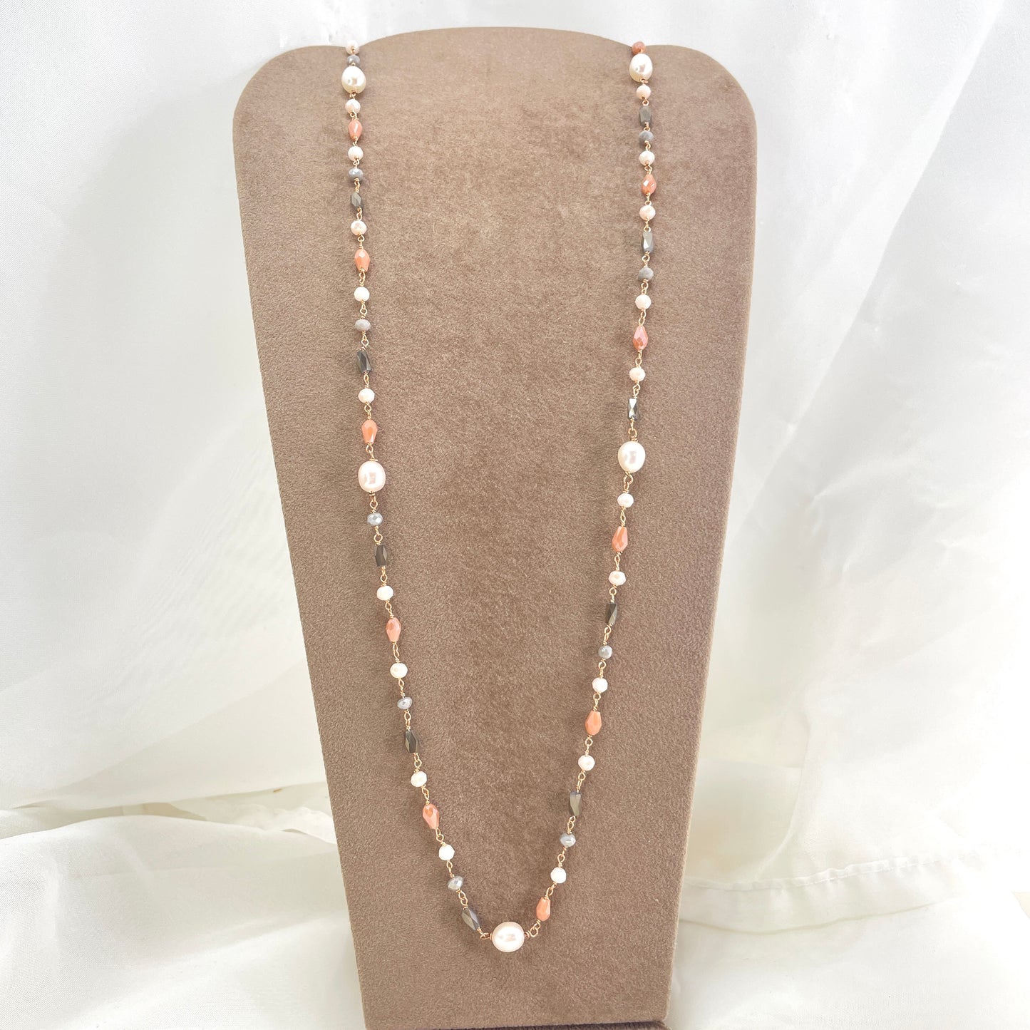 Collana lunga cm 90 alternata da perle risino e cristalli grigio latte e fango - Lumiere Bijoux