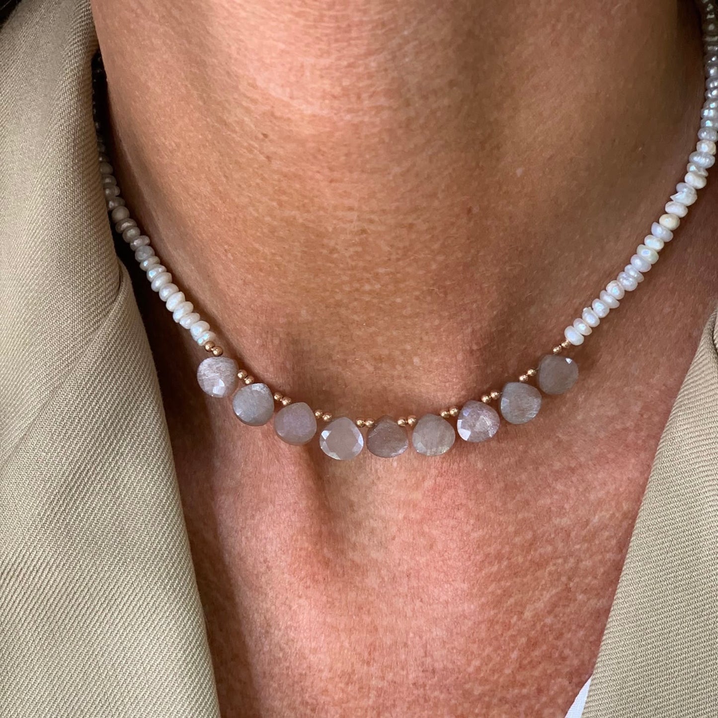 Collana Panarea perle conchiglia irregolari bianche e pietre cm 36 - Lumiere Bijoux