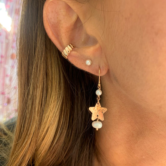 Coppia orecchini stella da 1,2 cm e cuore bacio da 2 cm battuti pendenti con monachella e perle bianche e rosa