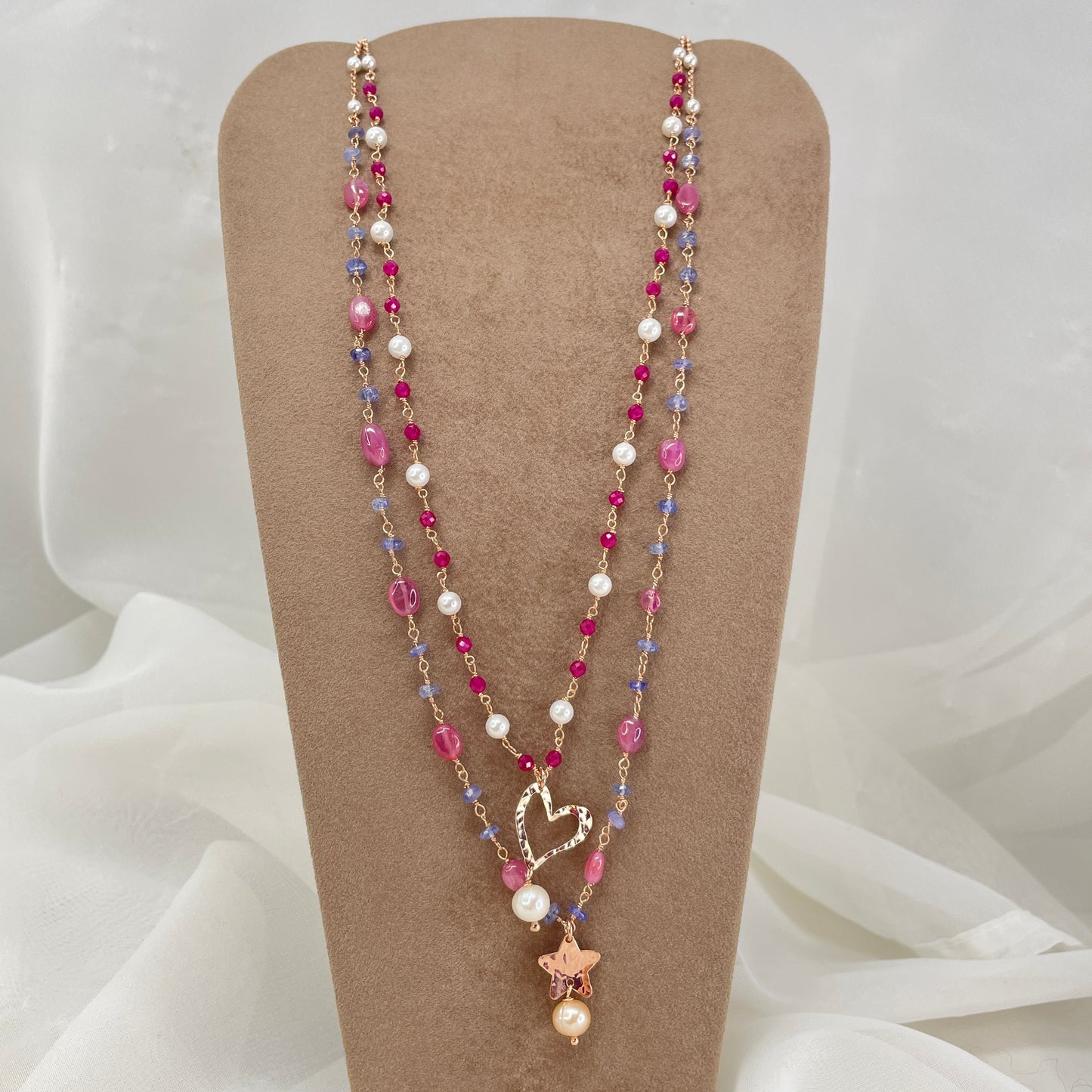 Collana cm 70 rado perle e pietre rubino perle sintetiche e tanzanite blu zaffiri rosa con soggetto battuto - Lumiere Bijoux