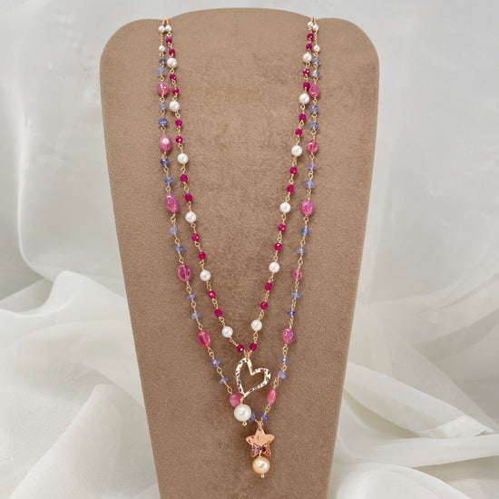 Collana cm 70 rado perle e pietre rubino perle sintetiche e tanzanite blu zaffiri rosa con soggetto battuto - Lumiere Bijoux