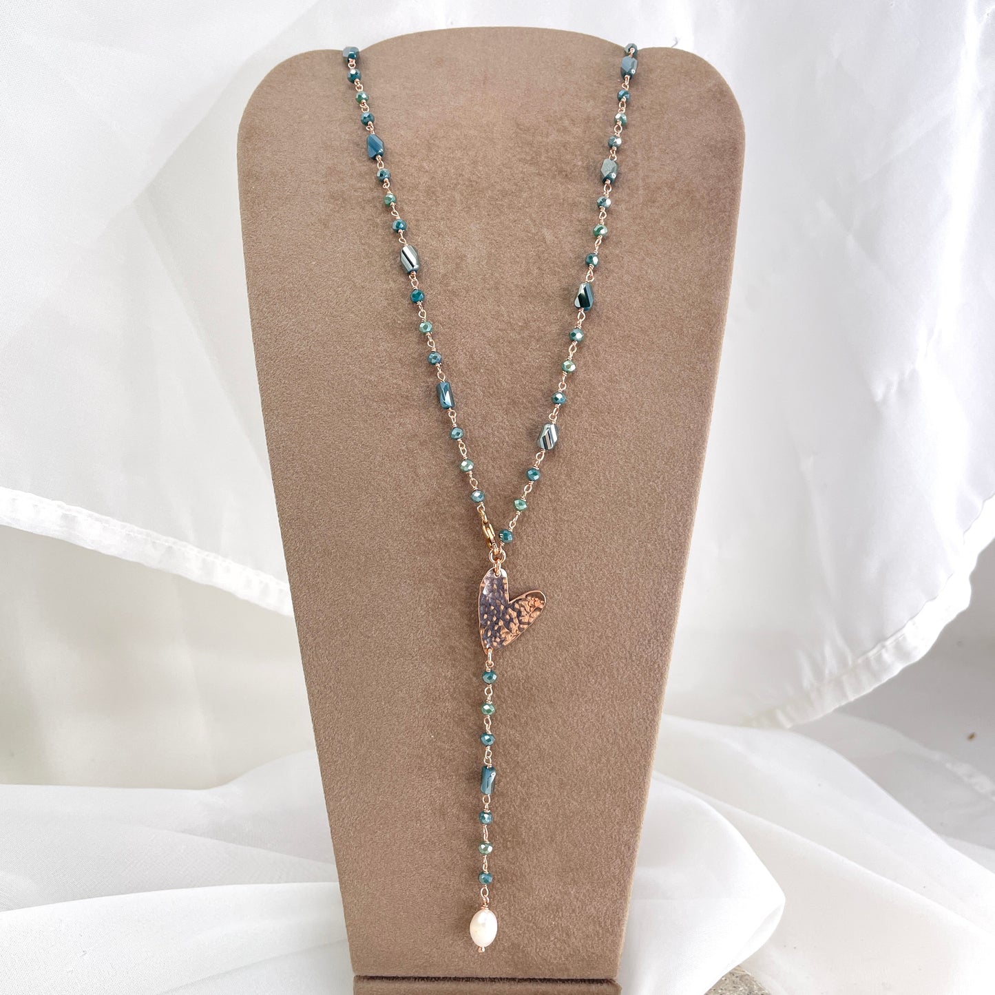 Collana cm 80 regolabile cristalli multiforma con soggetto battuto e perla pendente bianca - Lumiere Bijoux