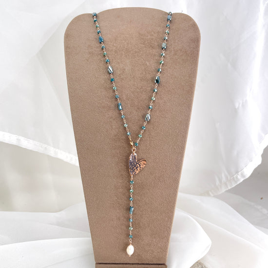 Collana cm 80 regolabile cristalli multiforma con soggetto battuto e perla pendente bianca - Lumiere Bijoux