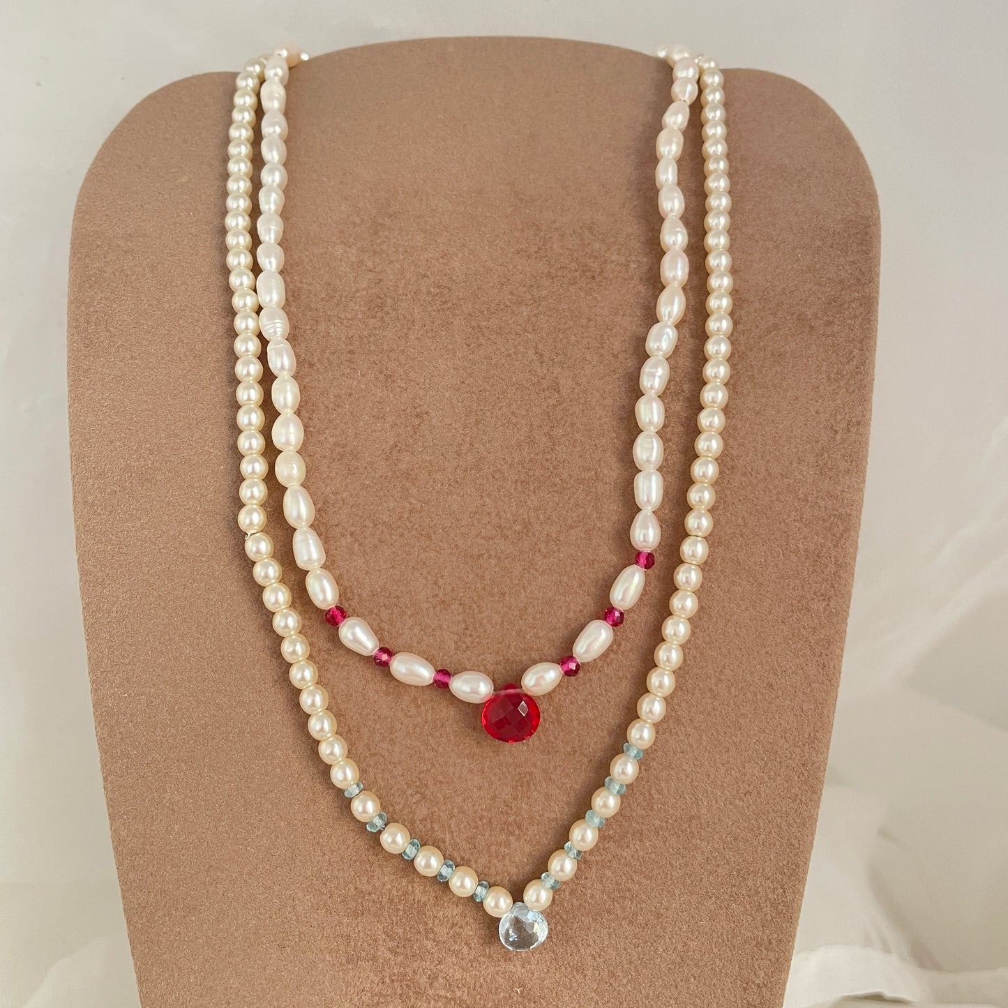 Collana principessa con risino o perle tonde cristalli rubino o azzurro ghiaccio cm 38 - Lumiere Bijoux