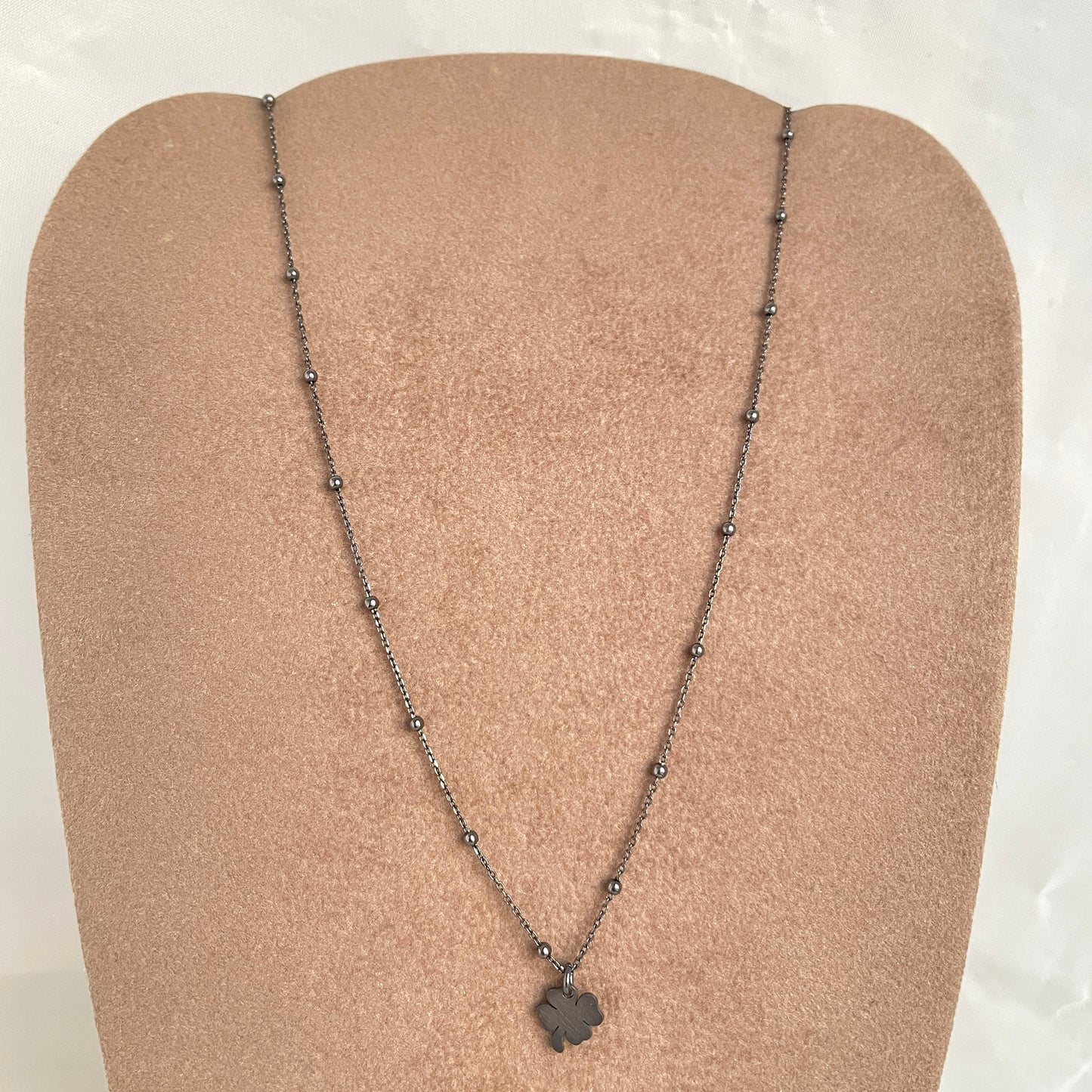 Collana catena micro rosario rutenio cm 35 con quadrifoglio satinato da 0,8 mm - pezzo unico - Lumiere Bijoux