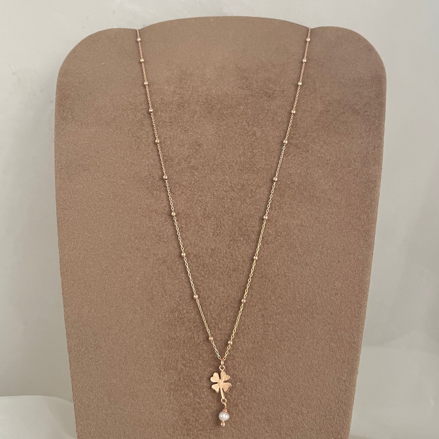Collana catena micro rosario cm 40 con quadrifoglio da 0,8 mm con perla bianca pendente