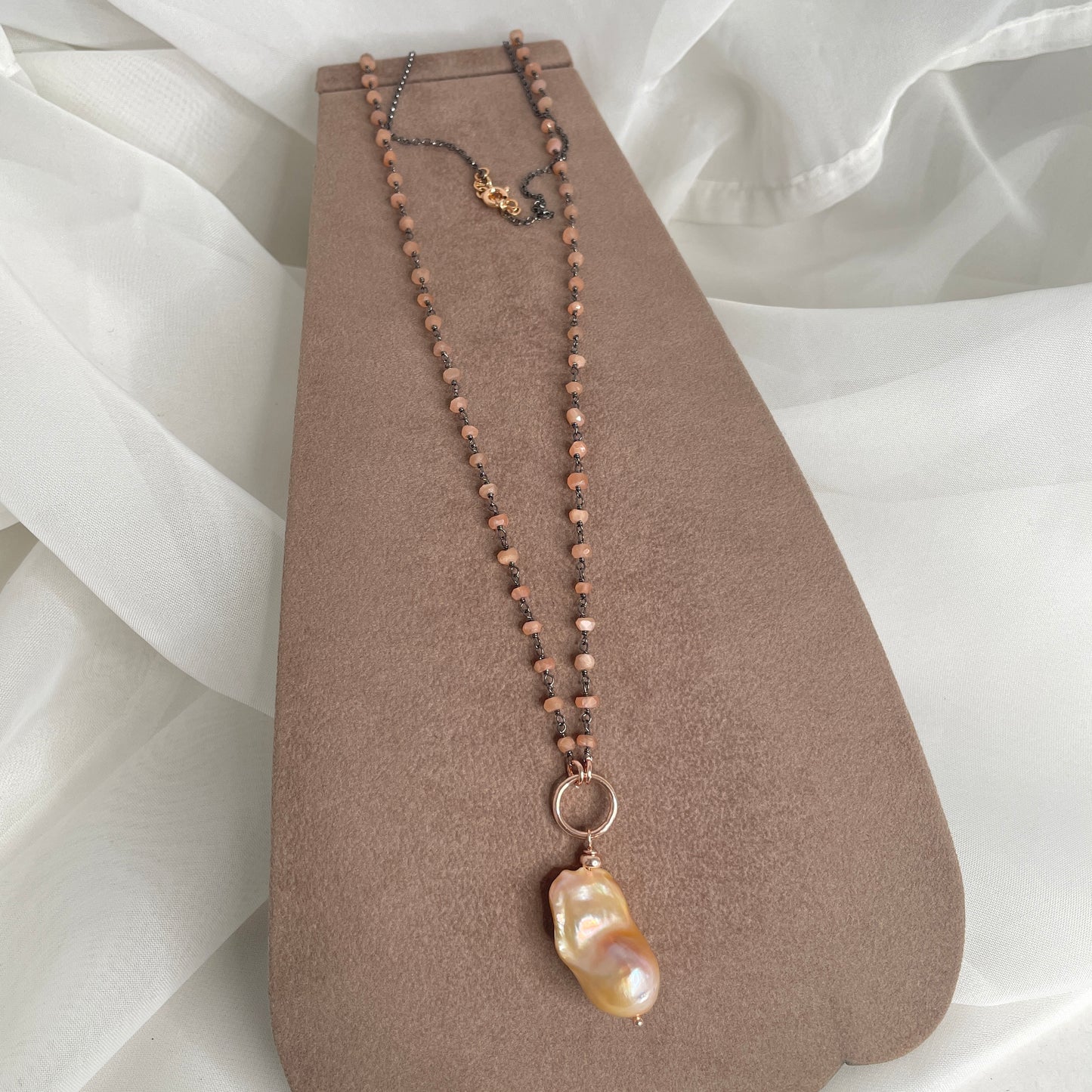 Collana cm 70 catena rolló rutenio e pietre con perla barocca naturale rosa - pezzi unici - Lumiere Bijoux