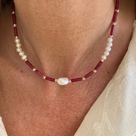 Collana pietre naturali color fragola alternate da perle bianche e sfere diamantate cm 38 più 5 di allungamento rosè