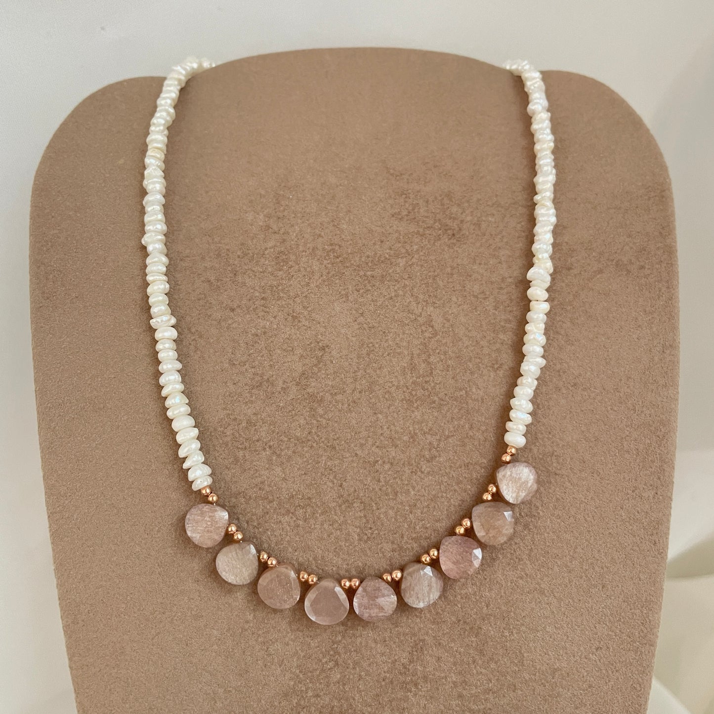 Collana Panarea perle conchiglia irregolari bianche e pietre cm 36 - Lumiere Bijoux