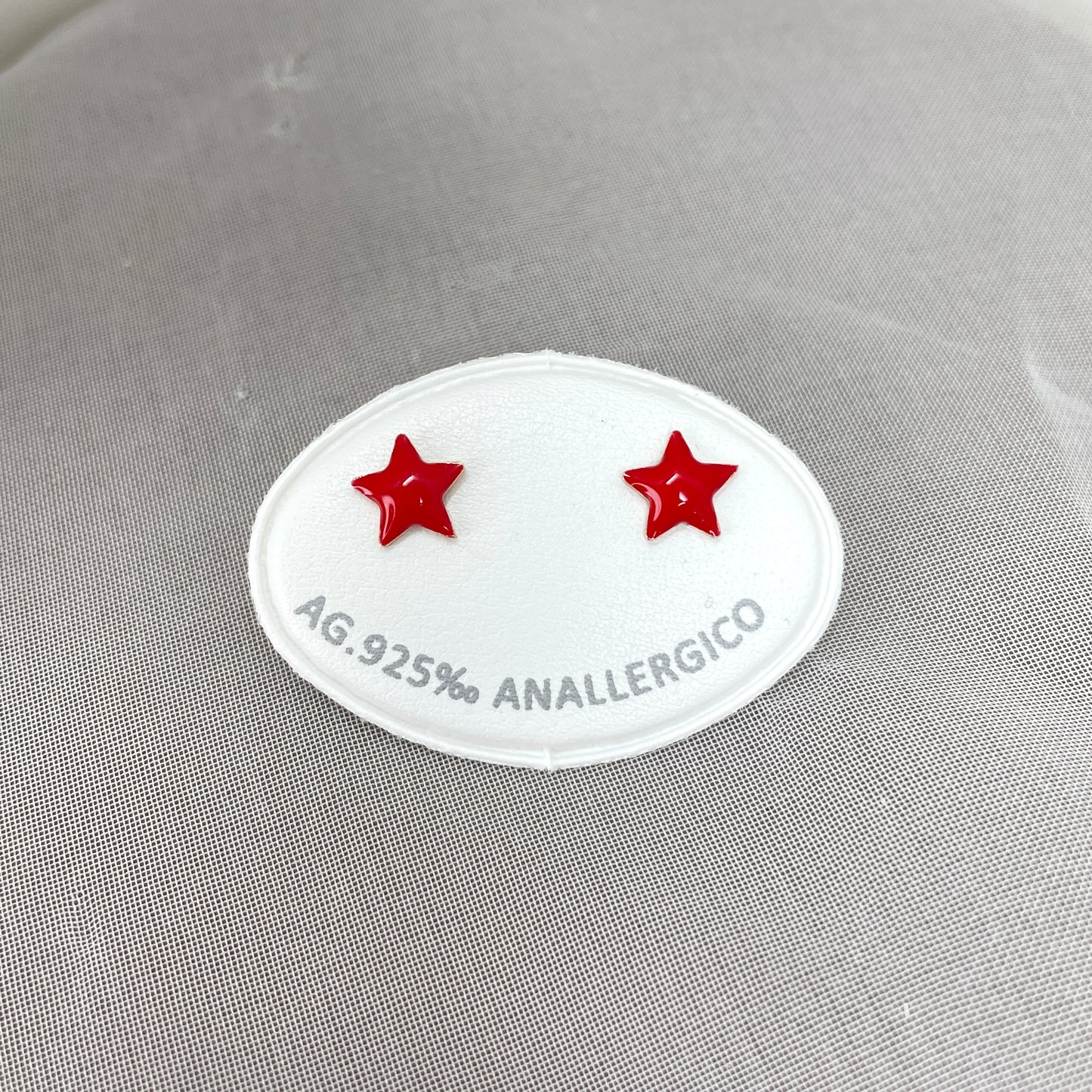 Coppia orecchini lobo stella da 0,8 mm bombata smaltati rosso o nero - chiusura farfallina - Lumiere Bijoux