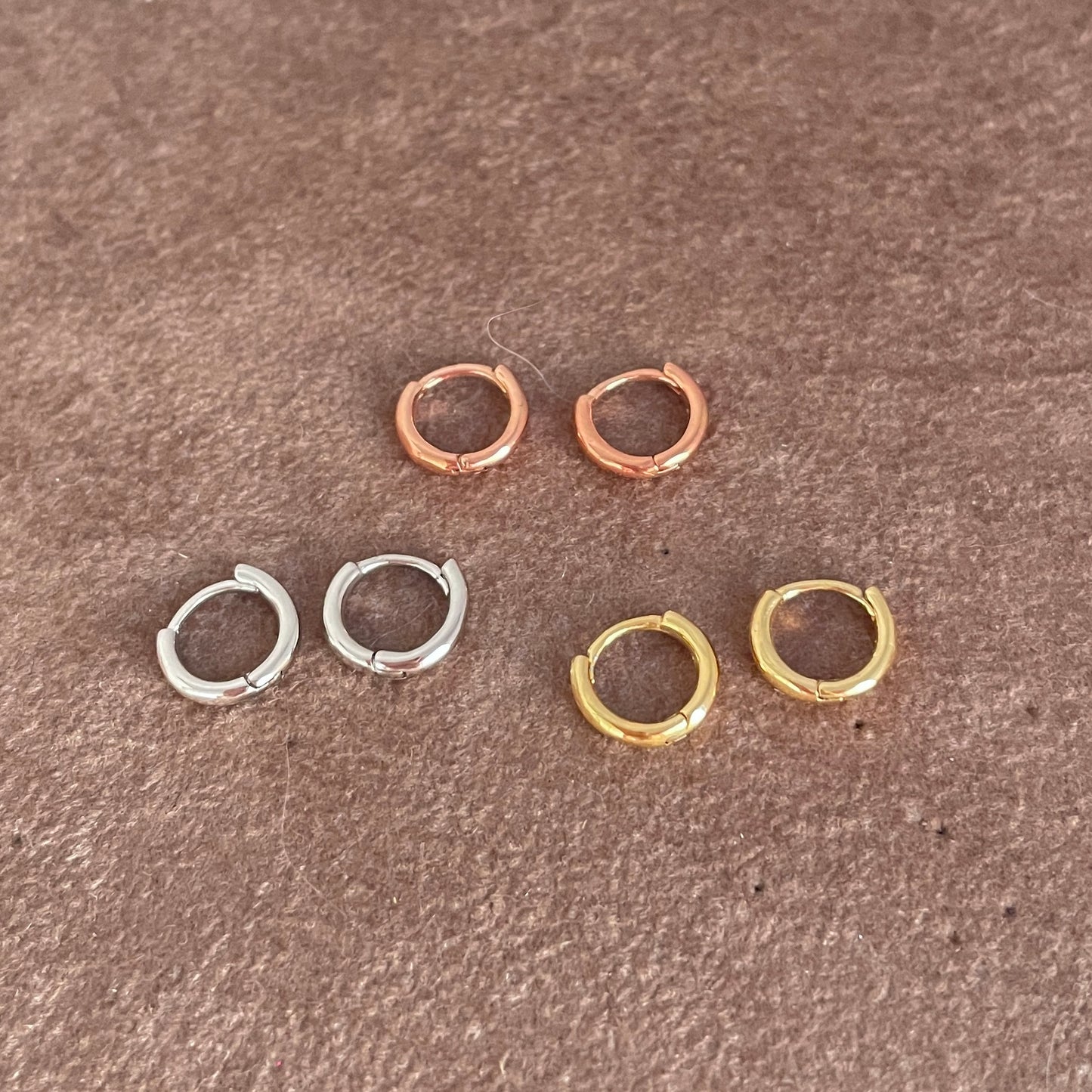 Coppia orecchini scattino micro cerchietto liscio 0,8 cm - Lumiere Bijoux