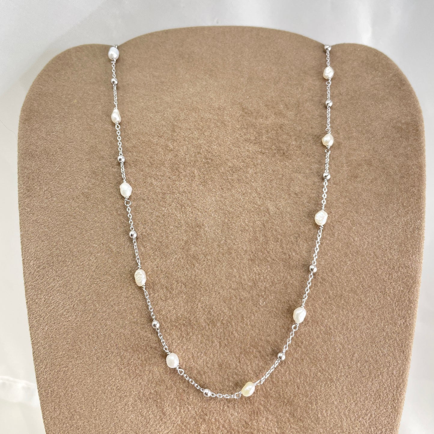 Collana micro perle risino irregolari bianche alternate a sfere rose cm 33 - Lumiere Bijoux