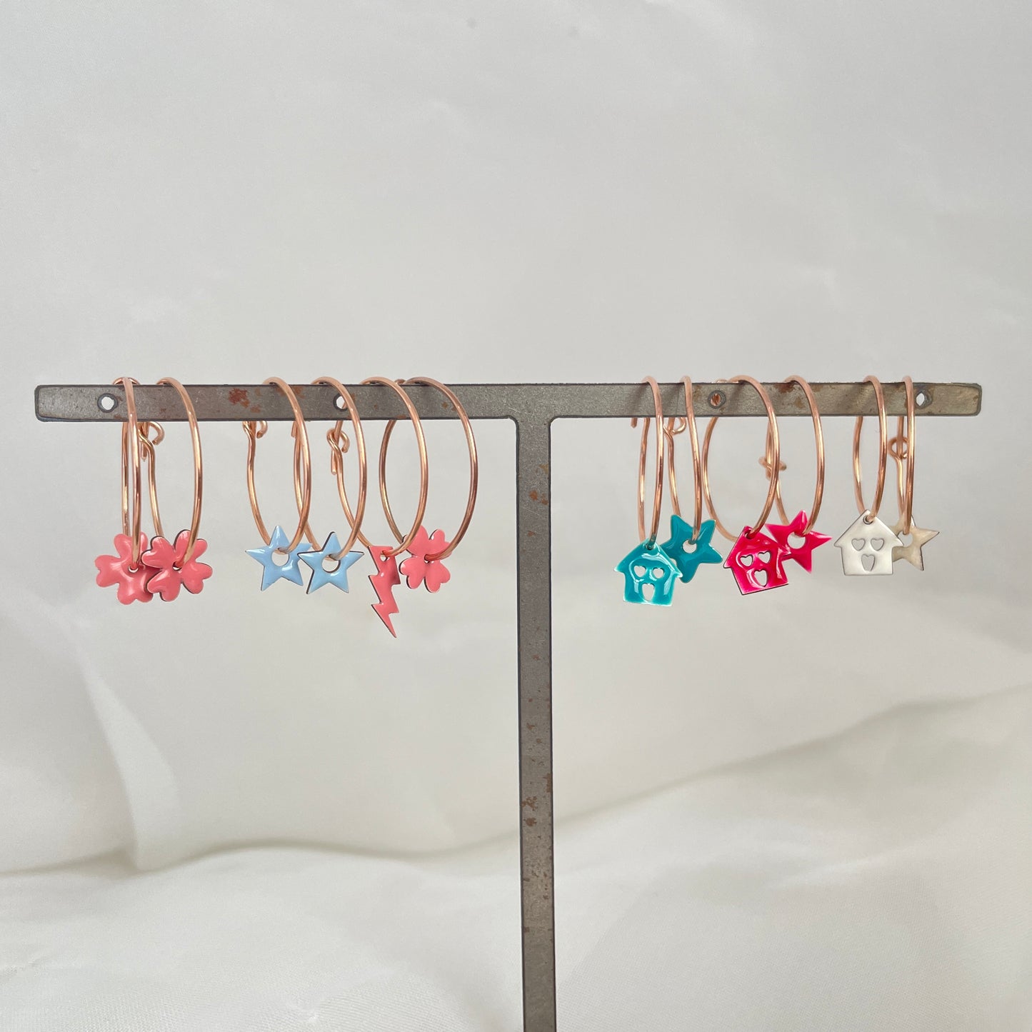 Coppia orecchini cerchio a filo da 2 cm con soggetto smaltato - pezzi unici - Lumiere Bijoux