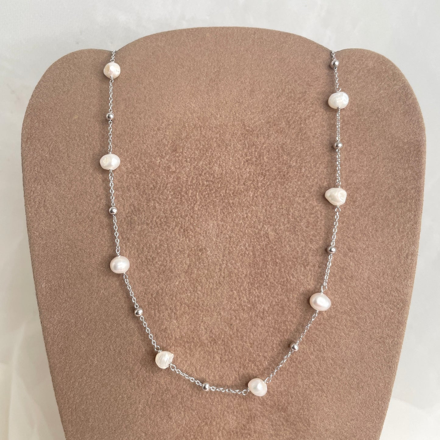 Collana perle sassetto da 0,6 mm bianche alternate a sfere cm 35 - Lumiere Bijoux