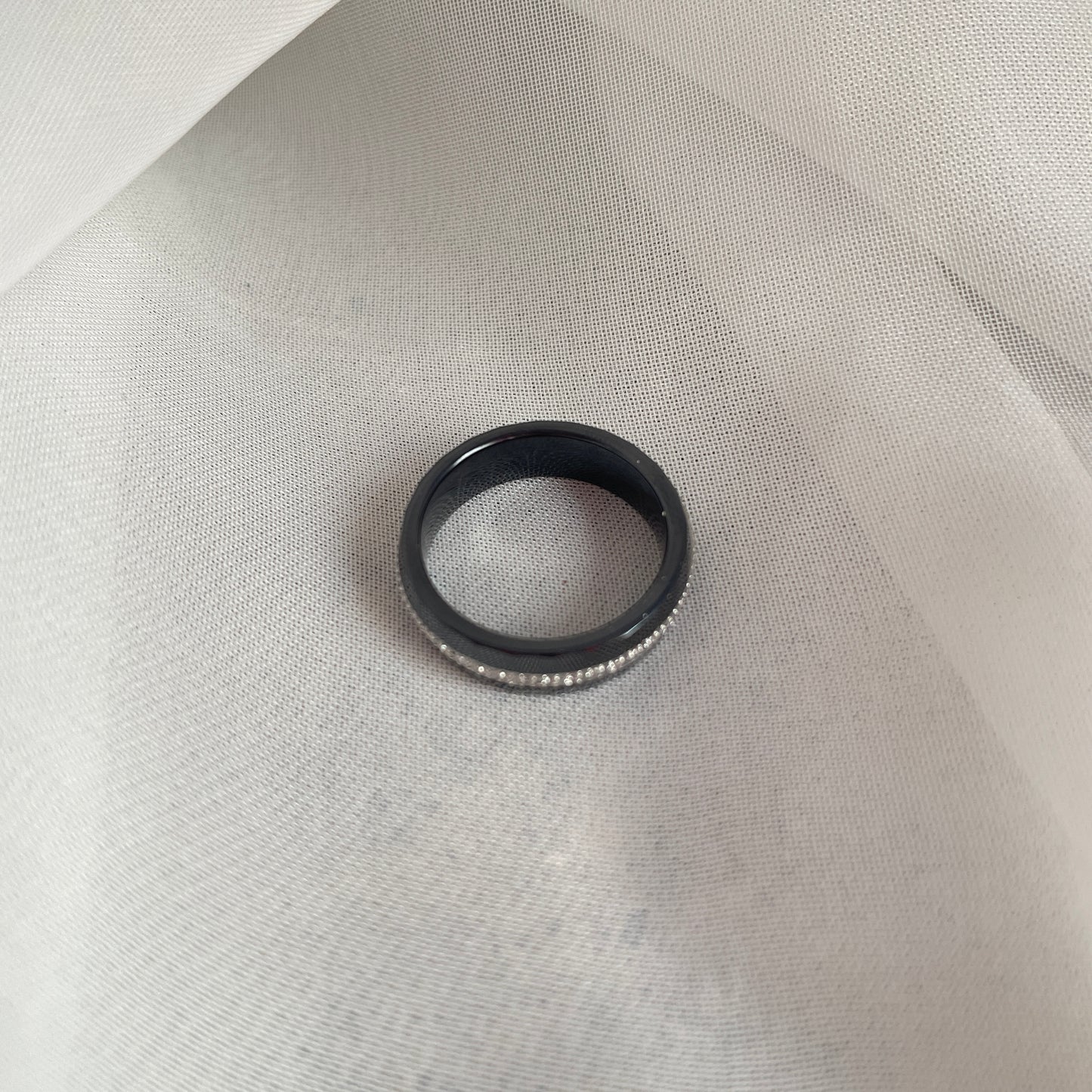 Anello ceramica nera con fila di zirconi bianchi misura 11/12 - pezzo unico