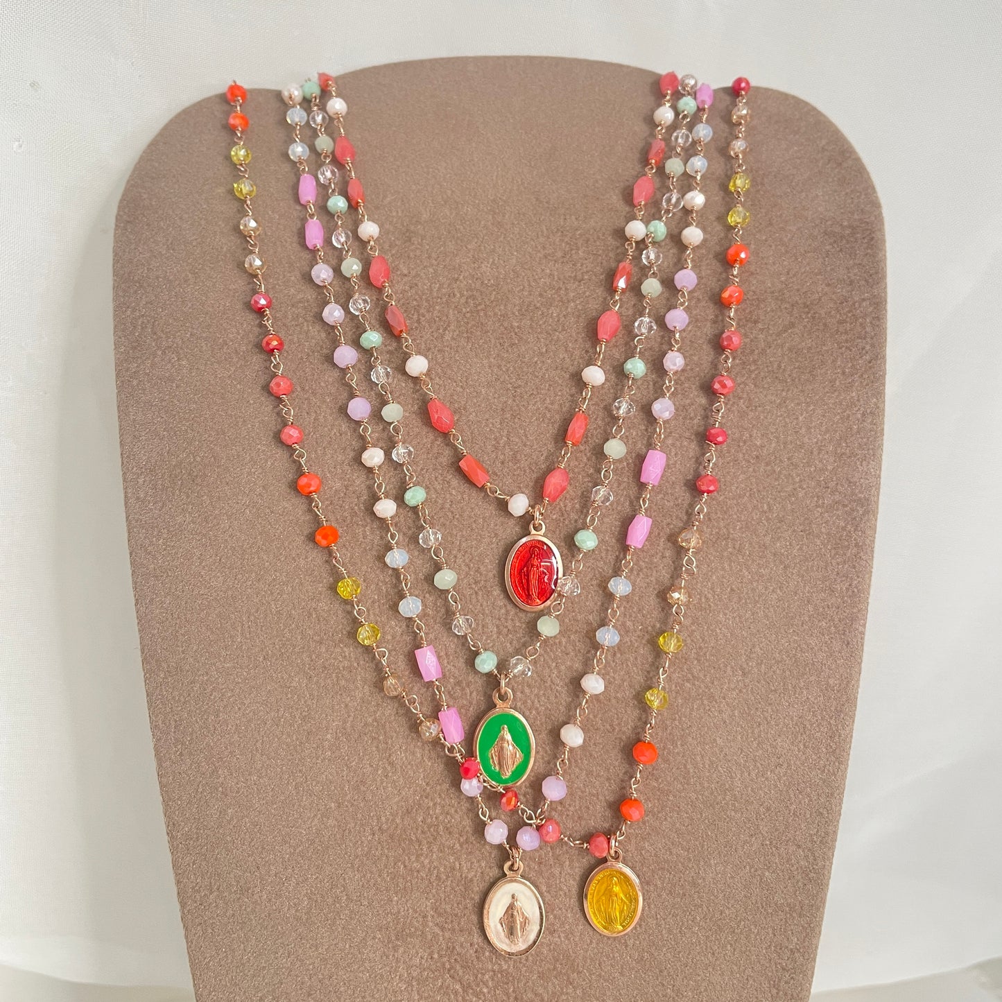 Collana cristalli con madonnina smaltata o laccata cm 40 - pezzi unici - Lumiere Bijoux