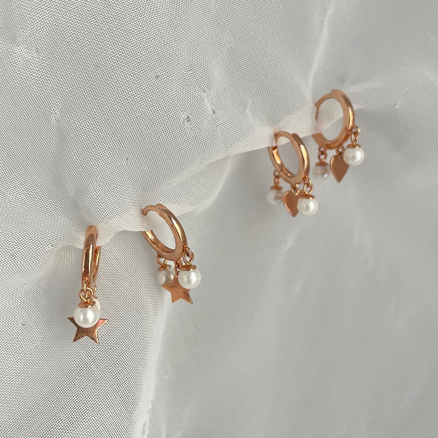 Coppia orecchini cerchietto da 1 cm con stelle o cuori da 0,5 mm e perle - Lumiere Bijoux