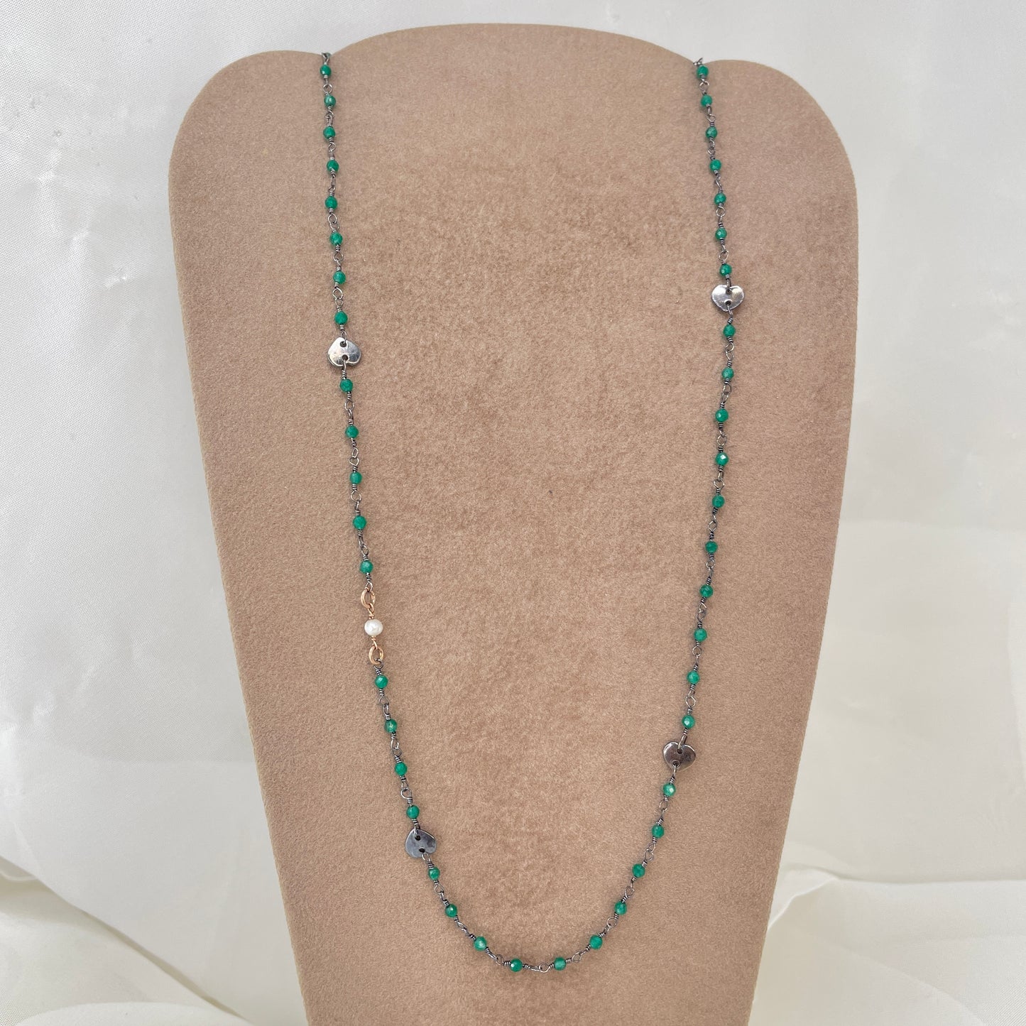 Collana micro cristalli Verdi cm50 con cuori in linea da 0,6 mm rutenio - Lumiere Bijoux