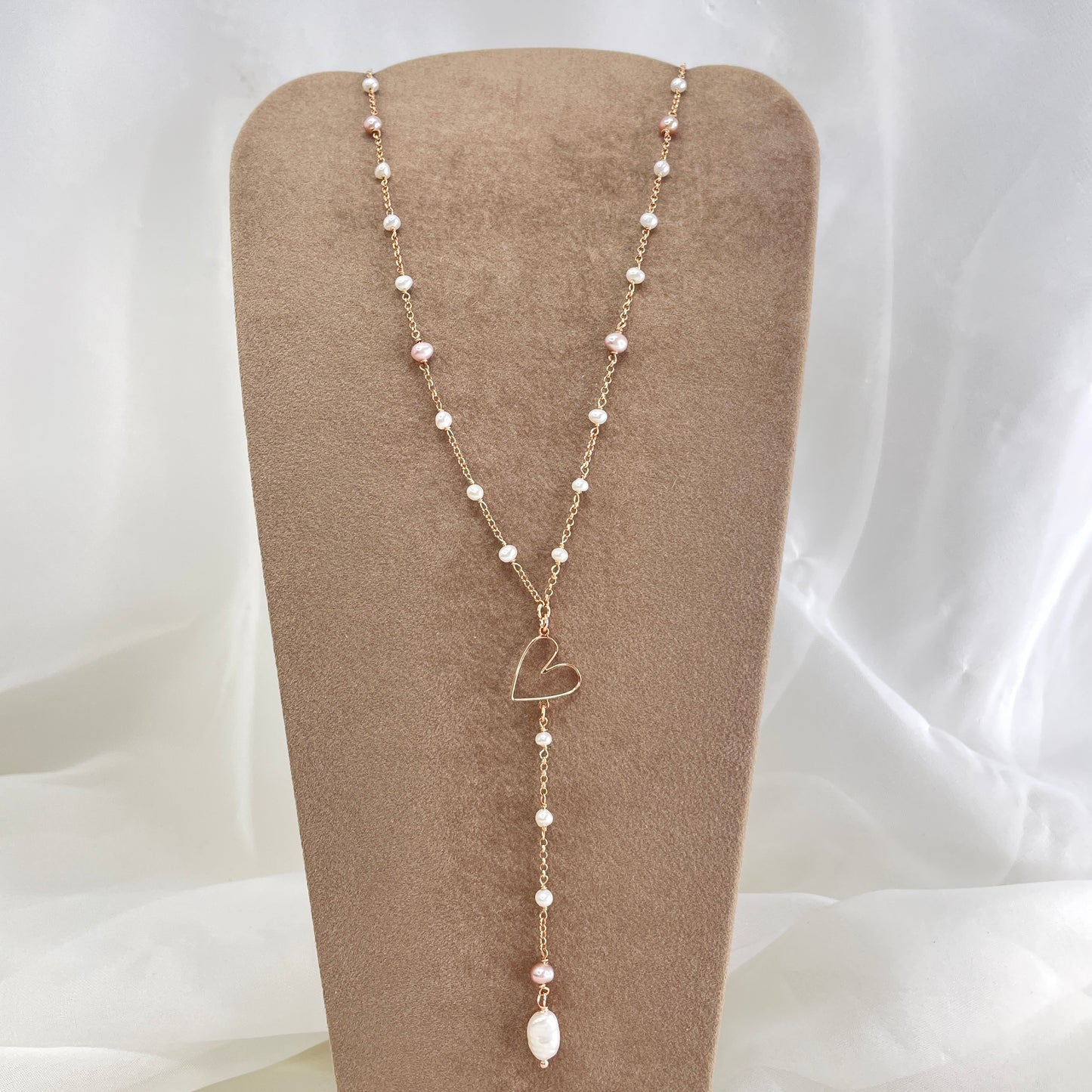 Collana a rosario lunga cm 60 rado perle bianche e rosa con cuore Corazon o stella o cuore Mikonos - Lumiere Bijoux