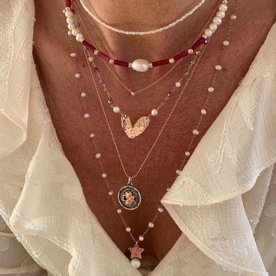 Collana cristalli bordeaux, beige e grigio latte con perle bianche cm 40 più 2 di allungamento e cuore bacio battuto da 2 cm rosè