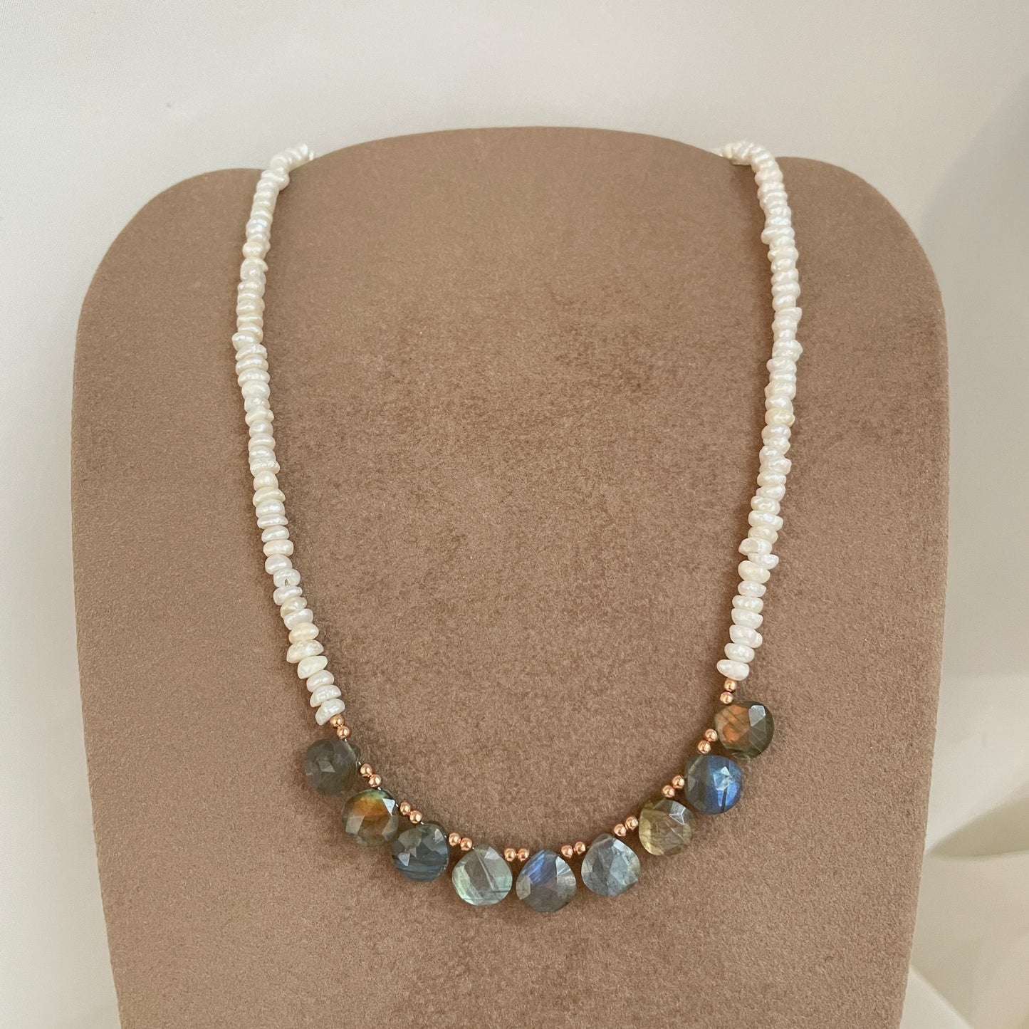 Collana Panarea perle conchiglia irregolari bianche e pietre cm 36 - Lumiere Bijoux