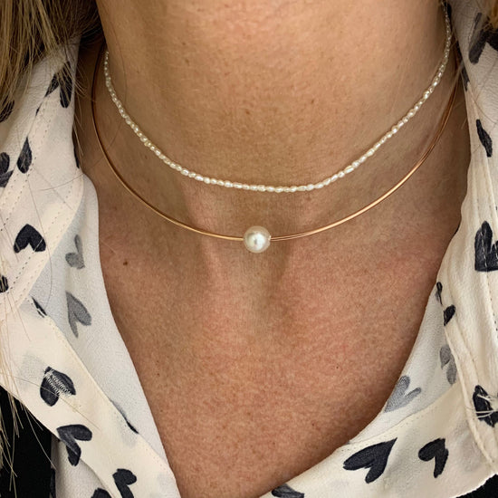 Collana filo rigido rosè cm 35 più 5 di allungamento con perla da 0,8 mm bianca