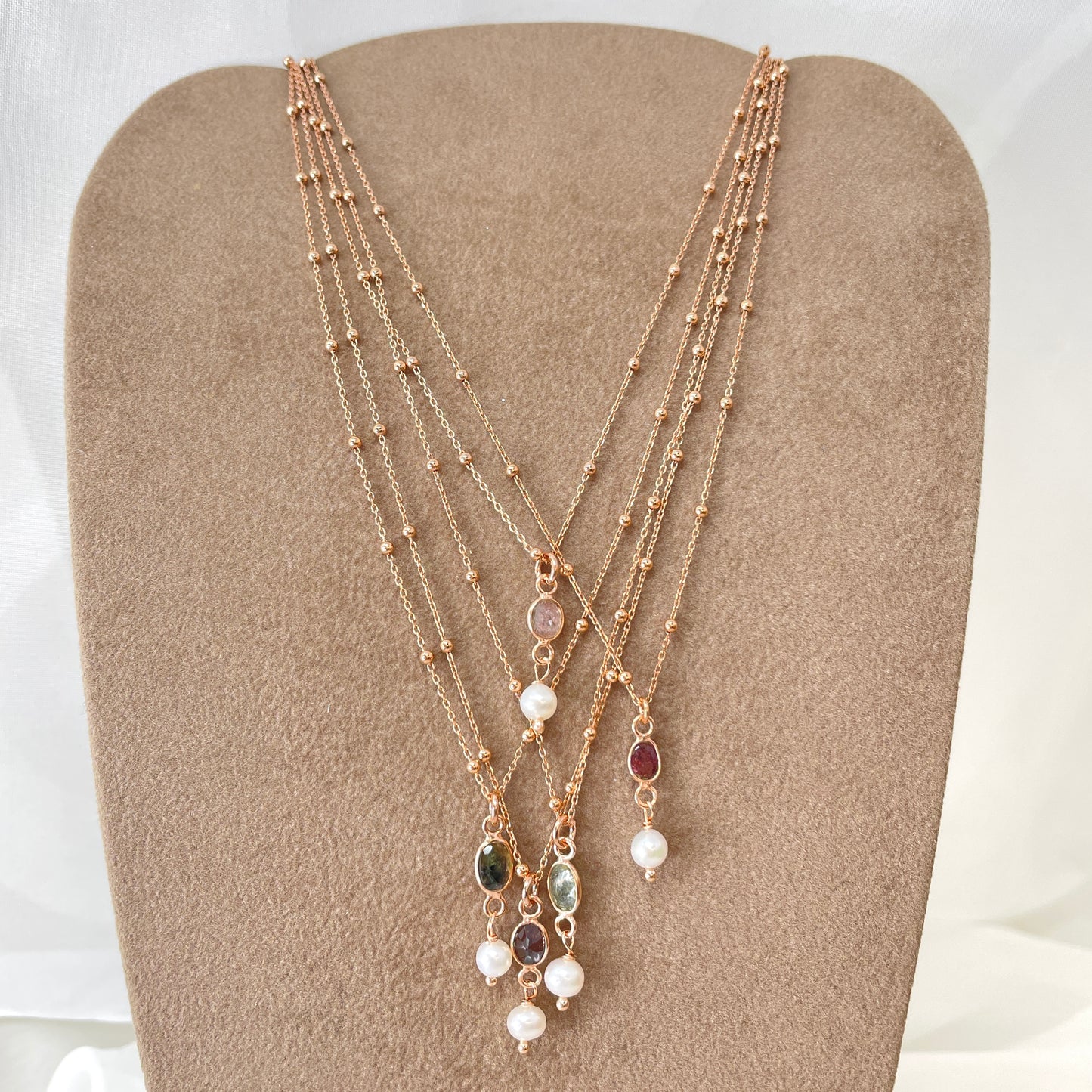 Collana micro rosario cm 35 con piccola pietra ovale mm colore tormalina e perla tonda bianca da 0.4 cm pendente - Lumiere Bijoux