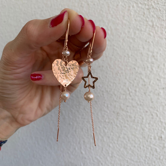 Coppia orecchini catenella rosé con cuore battuto da 2 cm e stella vuota con perle rosa