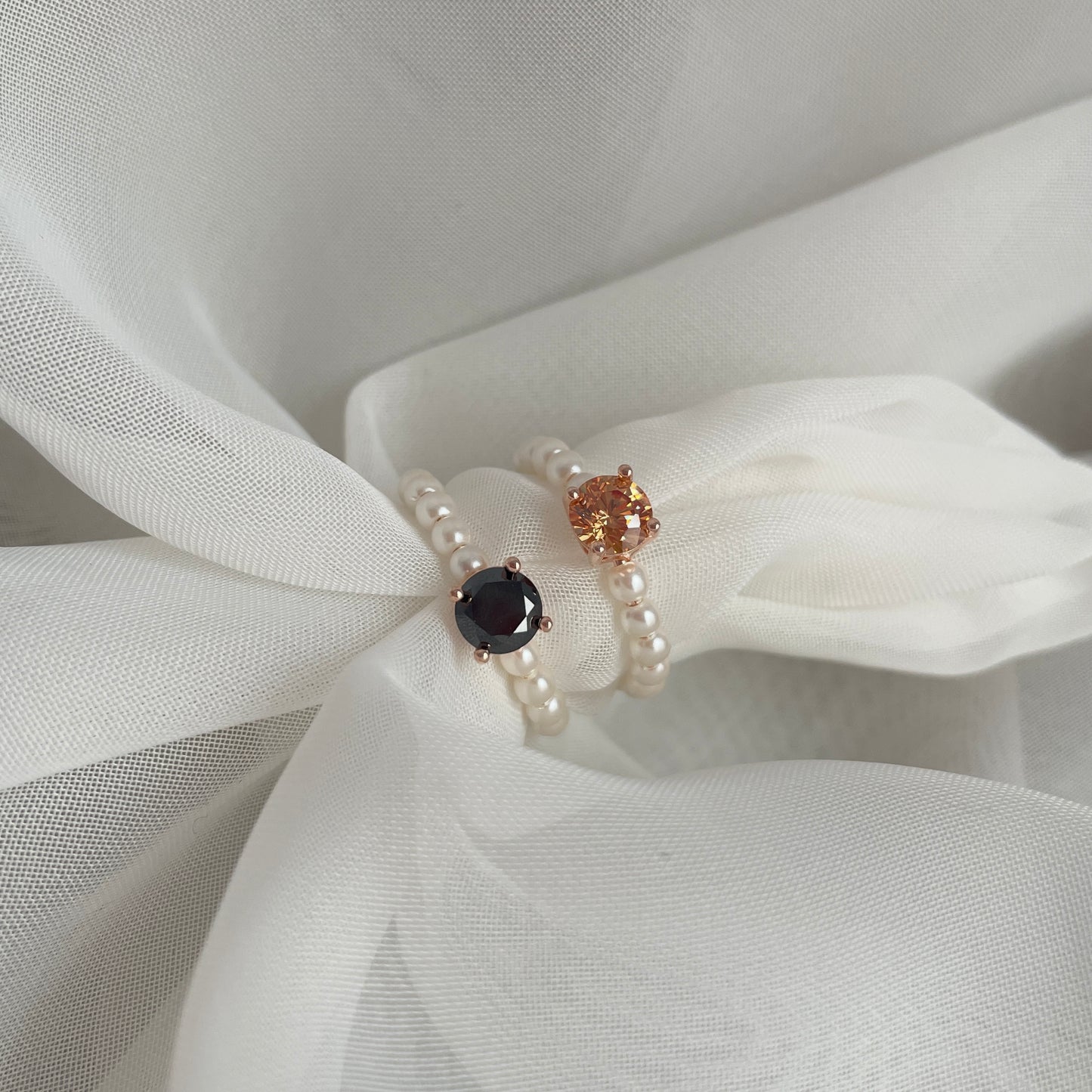 Anello regolabile con perle sintetiche e zircone nero o ambra - Lumiere Bijoux