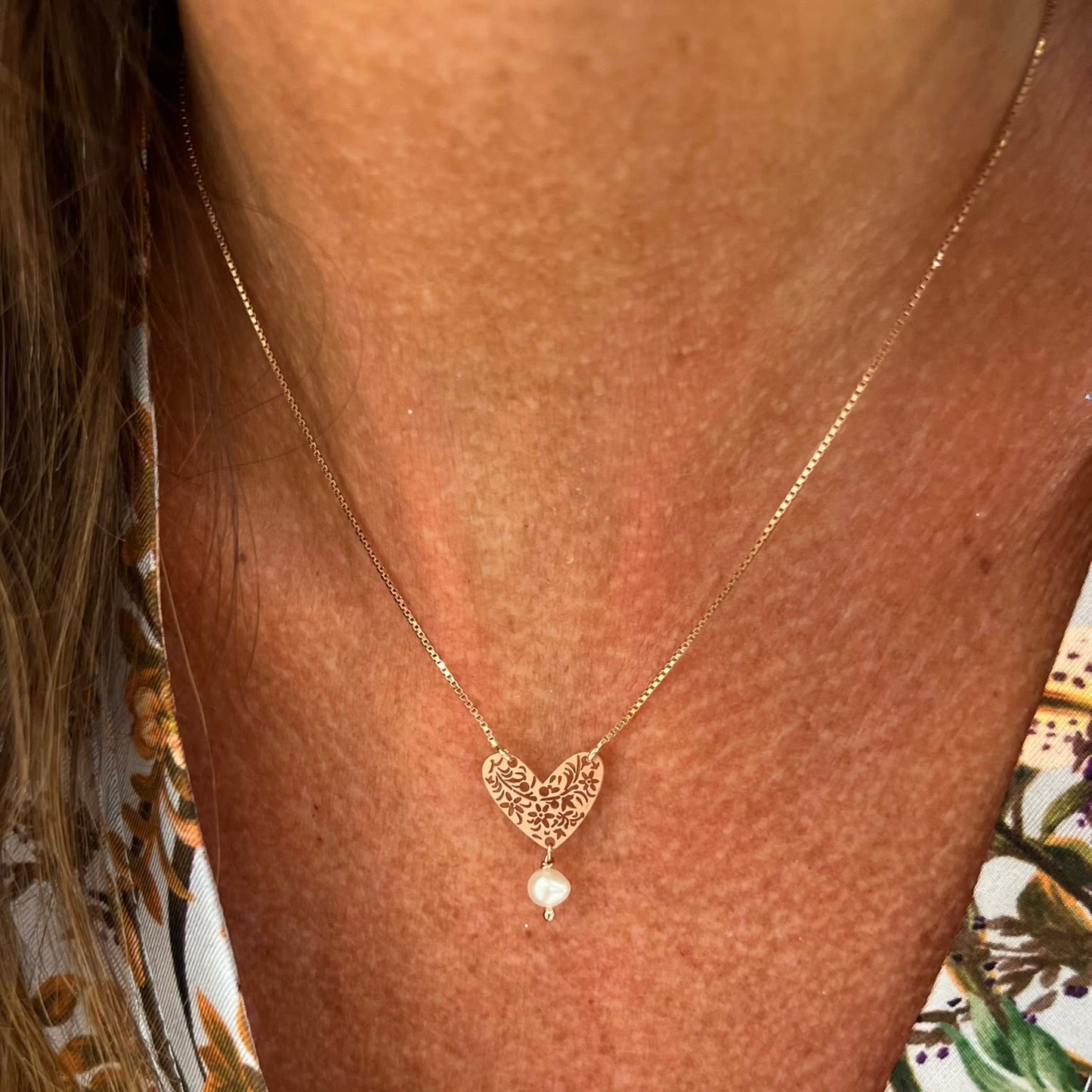 Collana catena veneziana cm 40 con cuore romantico in linea e perla bianca pendente