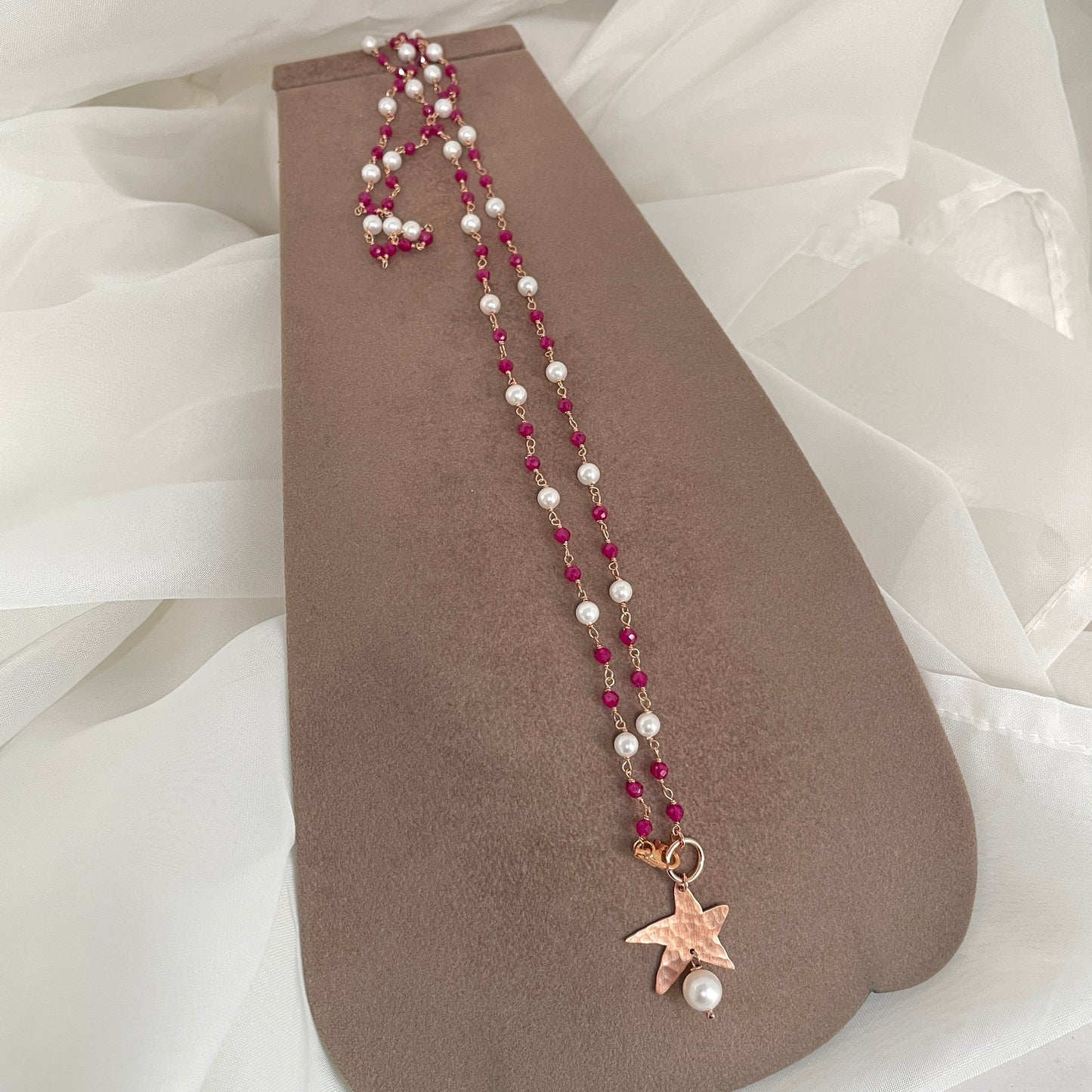 Collana lunga o a due fili cm 75 pietre rubino e perle sintetiche con stella satinata battuta e perla bianca - Lumiere Bijoux