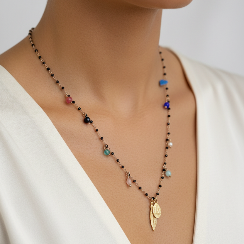 Collana micro cristalli neri con cristalli colorati pendenti cuore madonnina piuma cm 50 - Lumiere Bijoux